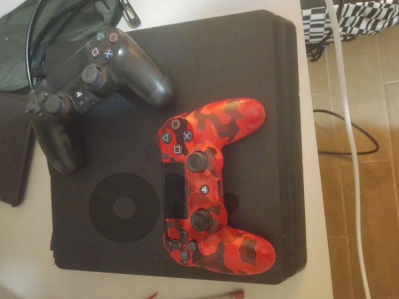 PS4 with 2 controllers and GTA 5