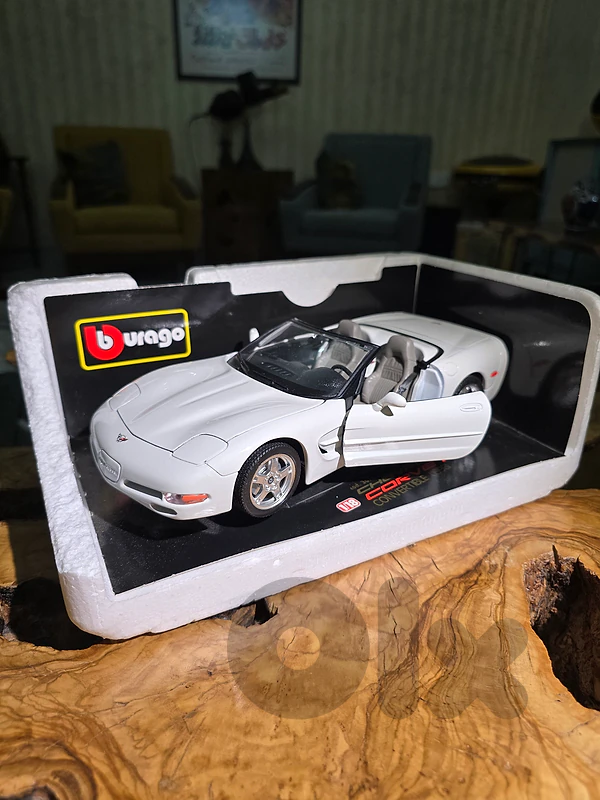Bburago diecast car corvette 
1/18