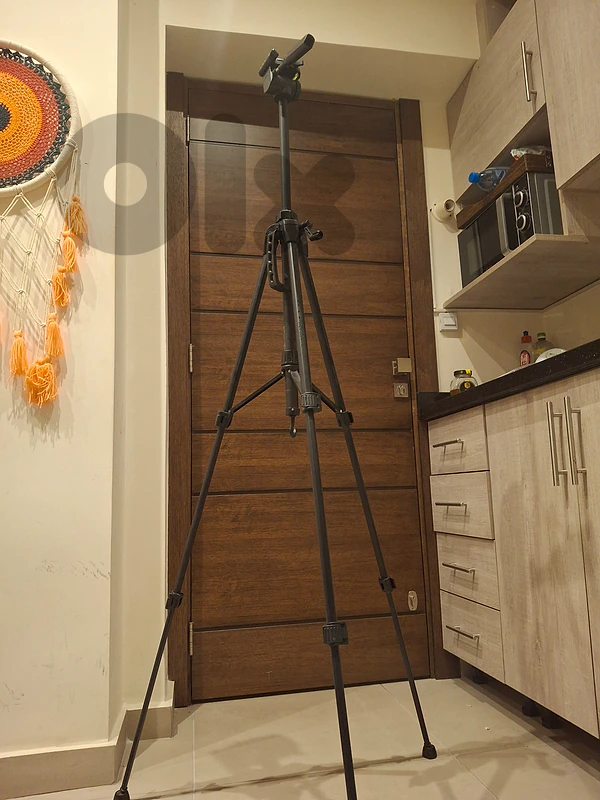 Professional Camera Tripod (Functions perfectly) Professional Camera Tripod (Functions perfectly)