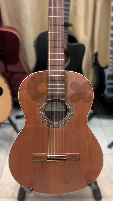 Alhambra 2c classical guitar