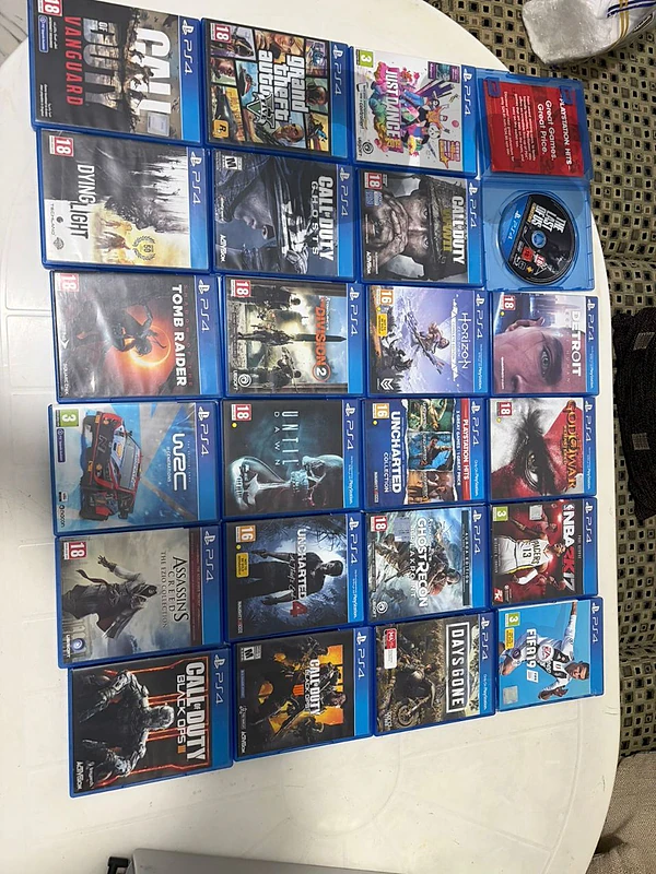 Playstation 4 With PS4 cds and Original Camera