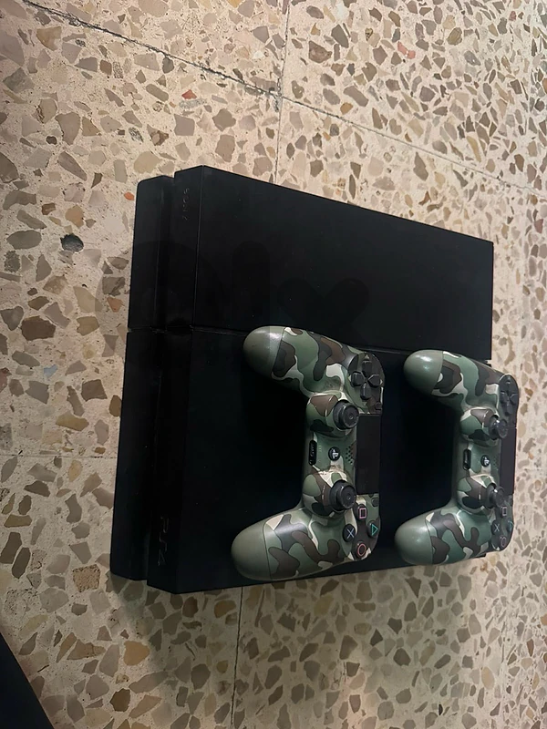ps4 500gb with 2 origenl  controllers and mous keybourd with HDMI 170$