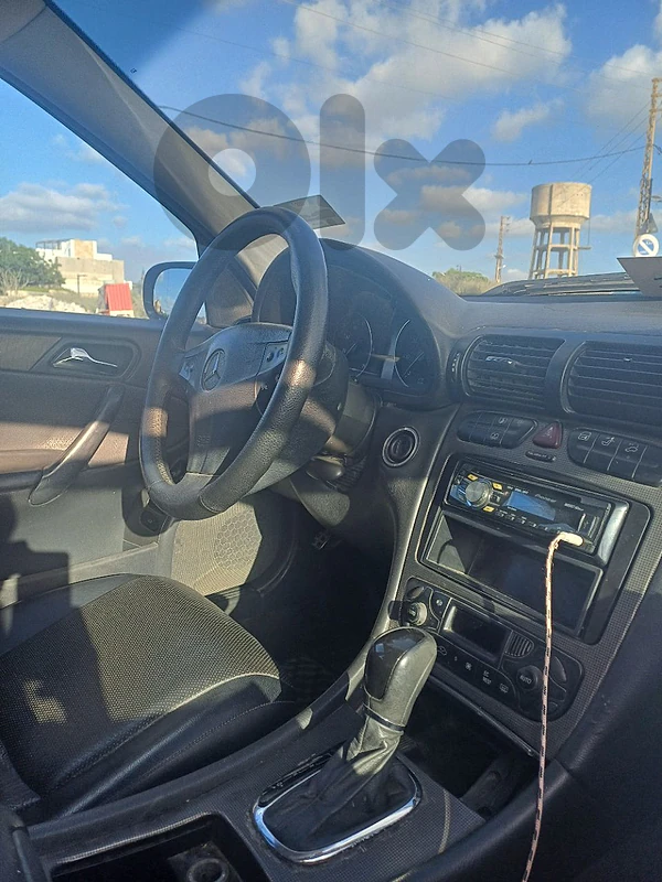 Mercedes-Benz C-Class 2004 ٤ سيلندر داخلية شركة بدها شوية حدادة وبويا