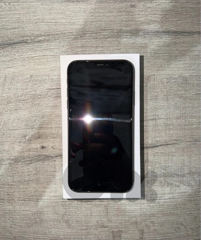 iPhone 11 128GB – Needs Screen & Battery – Original Box