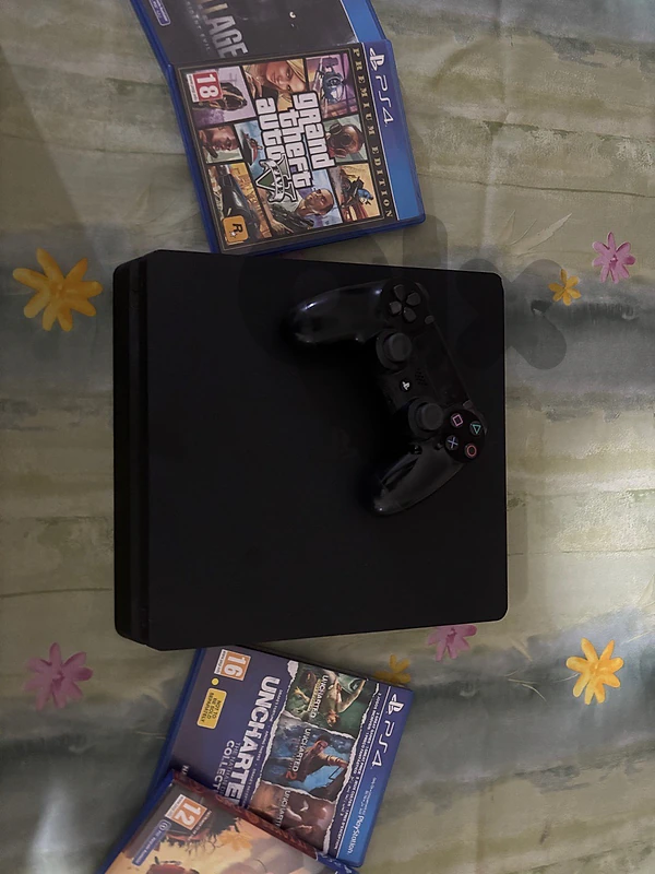 PS4 Slim Used like NEW + 1 FREE Game