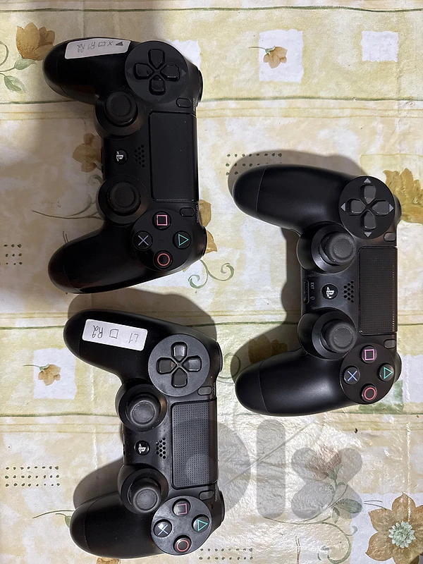 3 PS4 controllers OEM for parts kaser