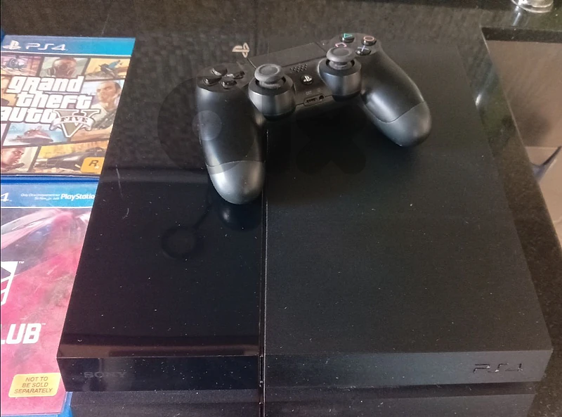 ps4 with 2 controller and 4 CD like new