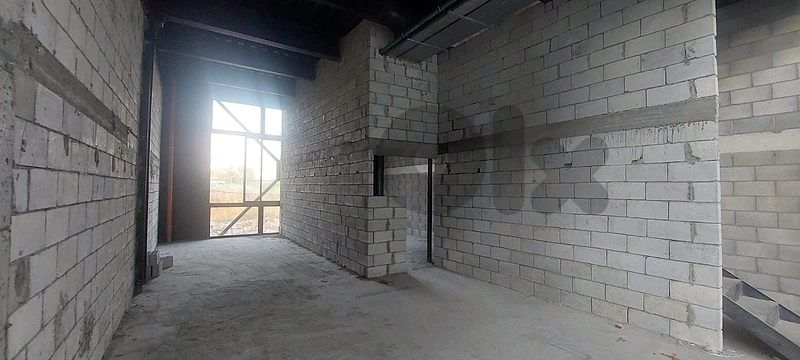 Showroom for Rent in Chevrolet – Spacious Three-Level Commercial Space
