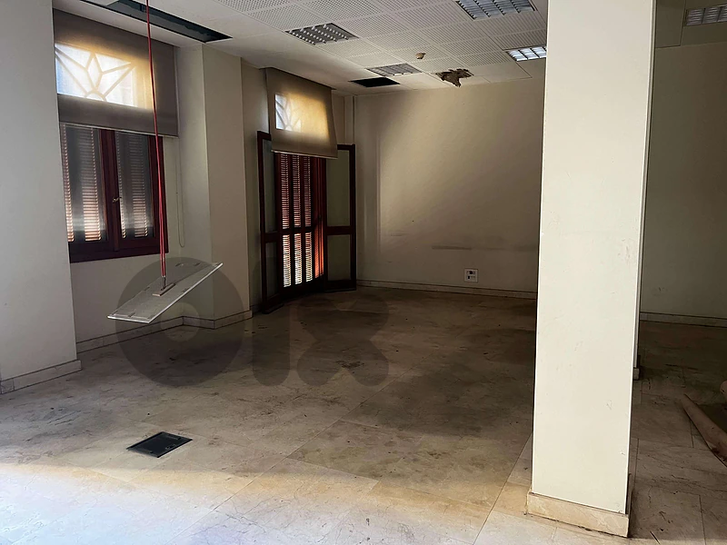 Office that needs renovation/ Solidere / rent /مكتب في سوليدير للايجار