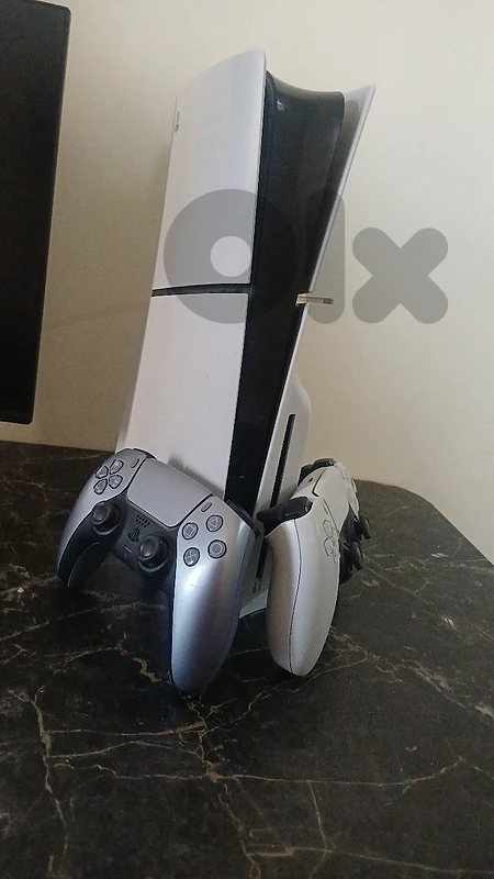 PS5 SLIM 1TB DISK 2 CONTROLLERS AND CASE