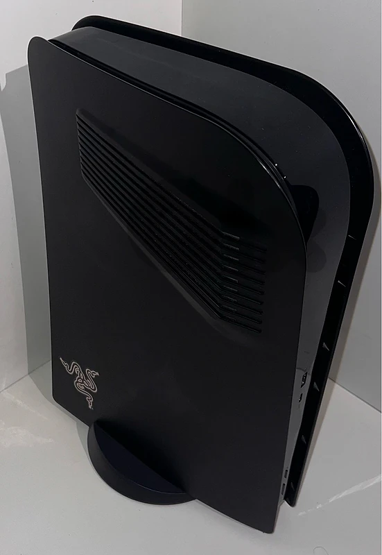 Ps5 (magnet), headset, monitor.