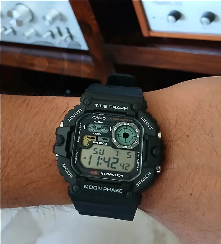 Original Casio moon watch / New  ساعة أصلي لون اسود جديدة بالعلبة