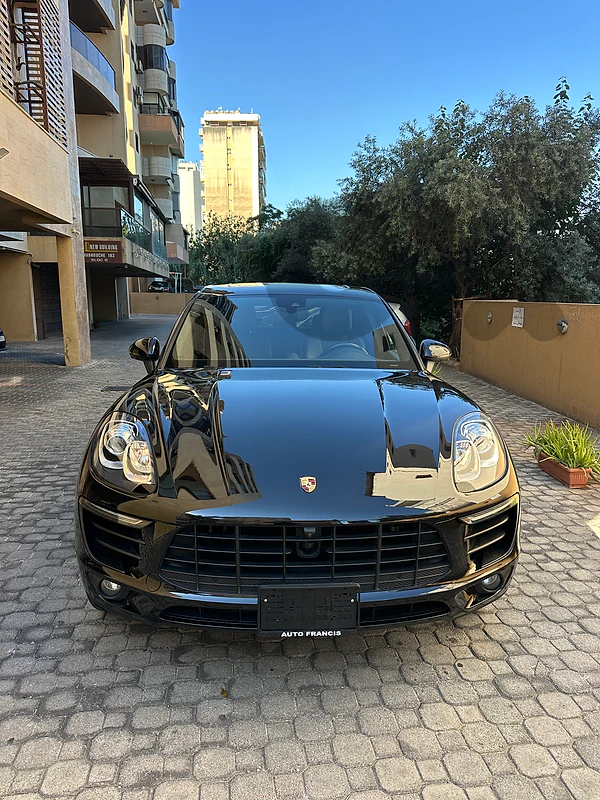 Porsche Macan 2018 black on black (clean carfax-73000 miles)