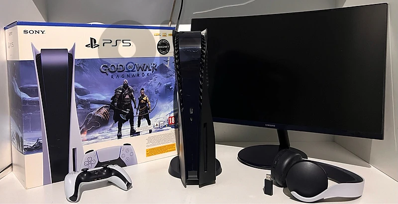 Ps5 disk edition(magnet), headset, monitor.