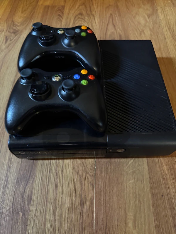 Xbox 360 E RGH3– 2 Controllers – 300GB