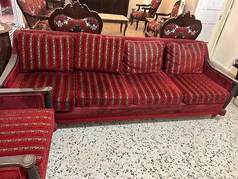 ٢ صالون خشب زان مع طاولة رخام وسط و 4 صغار 800$ للكل