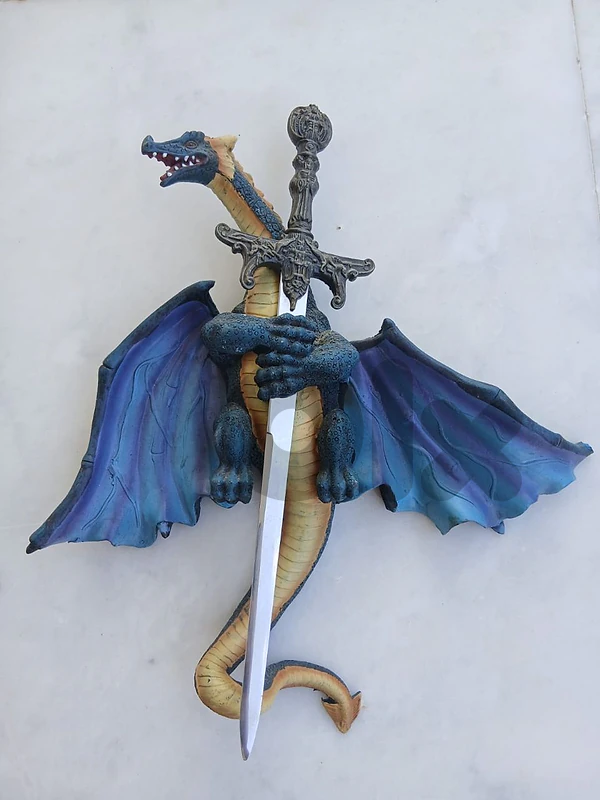 dragon تنين مع خنجر