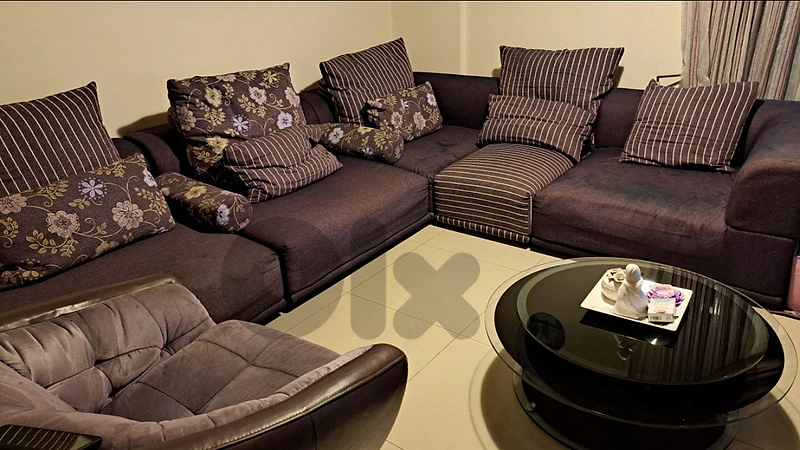 full living room with table