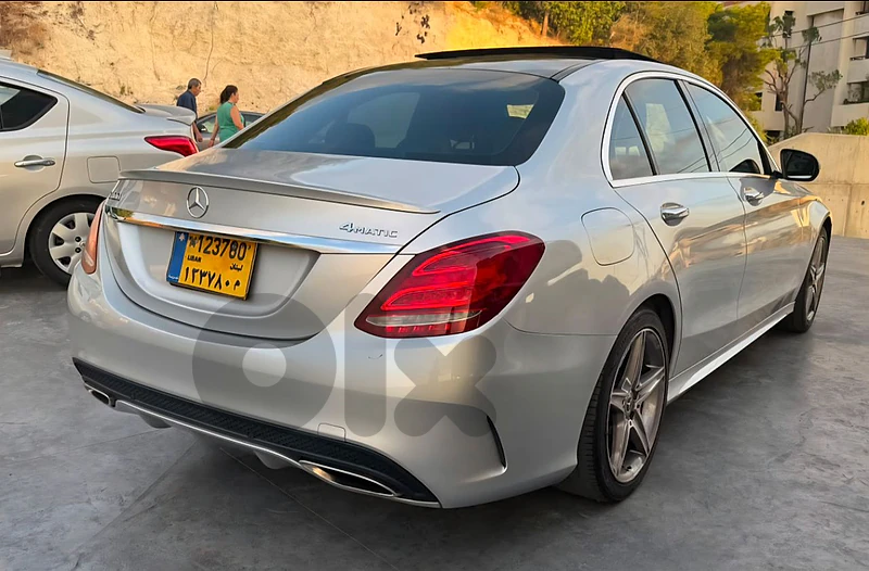 Mercedes-Benz 2018 C300 4Matic AMG-Line (CLEAN CARFAX)