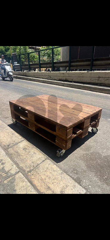 rustic pallet coffee table on casters طاولة نص خشب اطراني انتيك