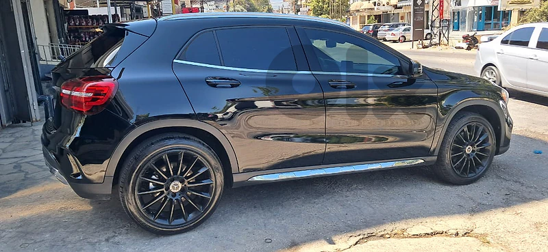 Mercedes-Benz GLA-Class 2018 look amg
