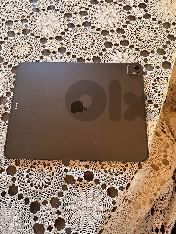 iPad Pro 13" M5 256GB Cellular + WiFi |Like New + Magic Keyboard