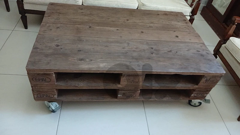 rustic pallet coffe table on casters طاولة نص خشب اطراني ولا اروع