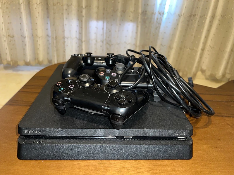 ps4 slim 1tr 16 games/ 3 contr