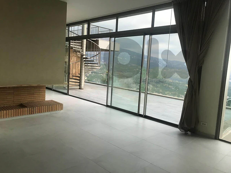 Penthouse +terrace+hanging garden /Yarzé / rent /شقة في اليرزة للايجار