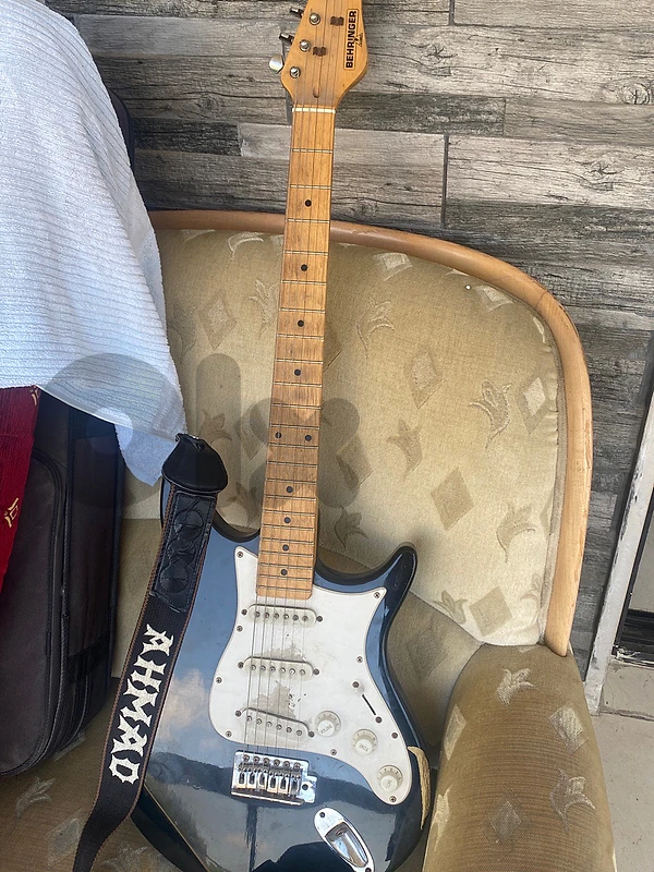 behringer guitar with hard case