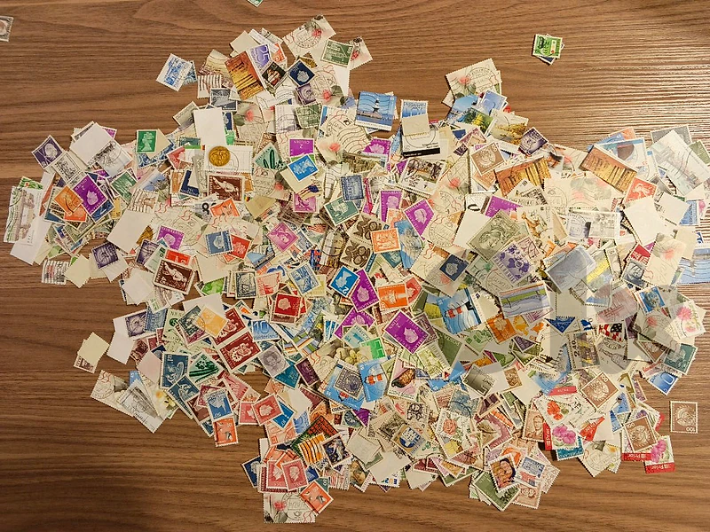 3000 world stamps from multiple countries ٣٠٠٠ طابع عالمي