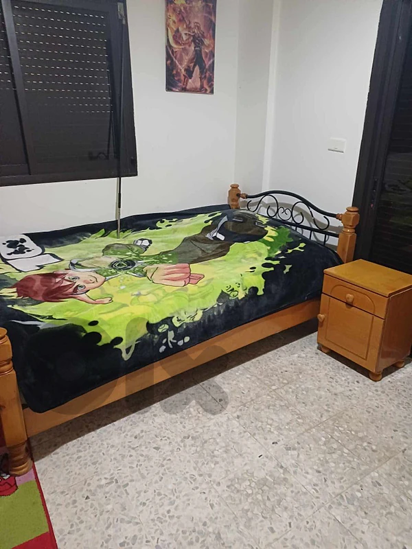 2 beds and high closet with 3 drawers for sale