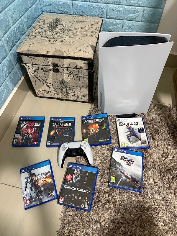 Playstation 5 + 6 PS4 Discs + 1 PS5 Fifa 23 Disc + Ps5 Controller