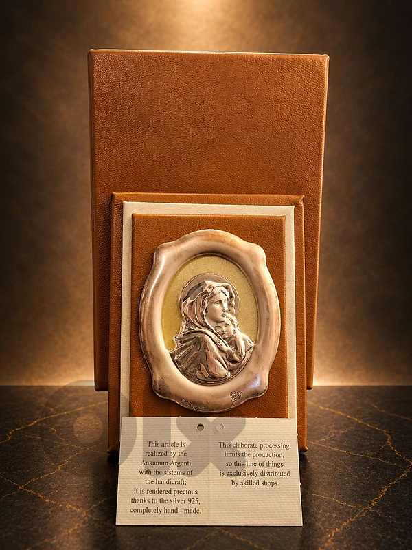 Handcrafted Italian Silver & Leather
أيقونة العذراء والطفل الإيطالية