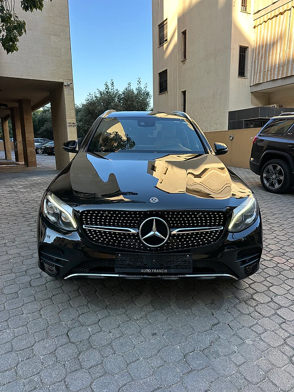 Mercedes GLC 300 AMG-line 4matic 2019 black (clean carfax)