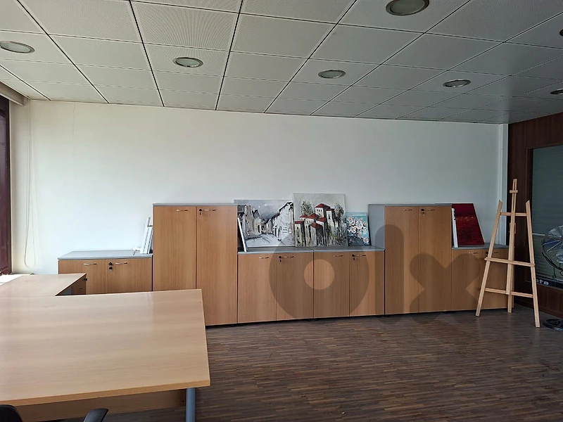 Office equipped in a commercia center close to alfa