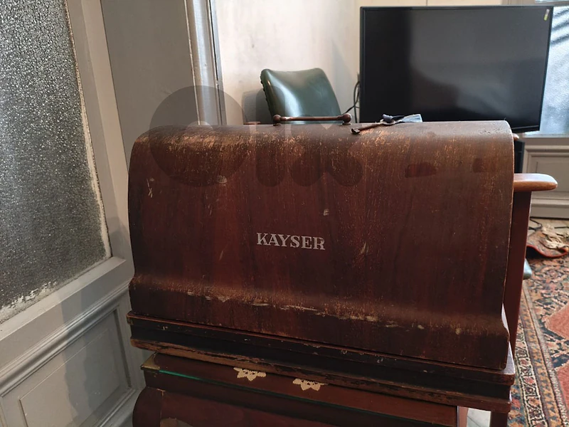 ماكينة خياطة قديمة KAYSER  – أنتيك
