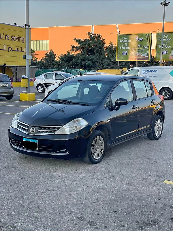 Nissan tida 2010 hatchback