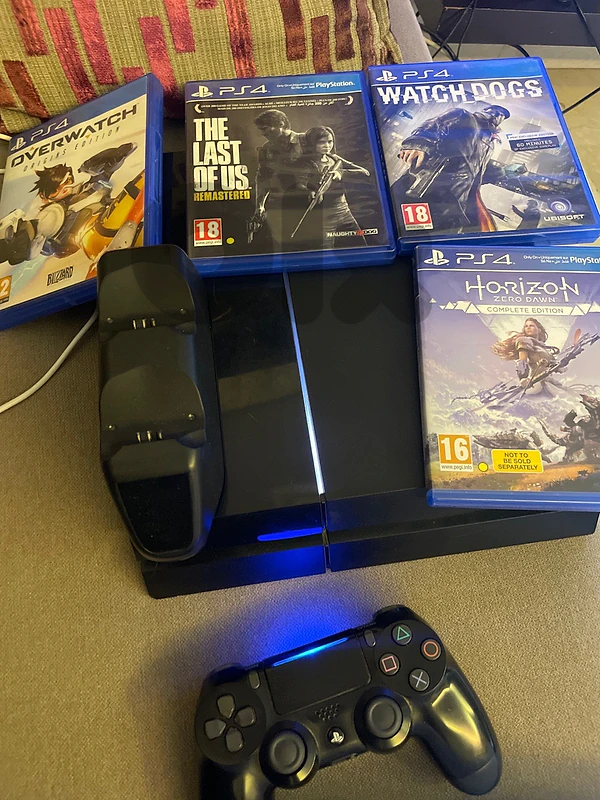 ps4 fat sealed with 4 games and wirelless charging