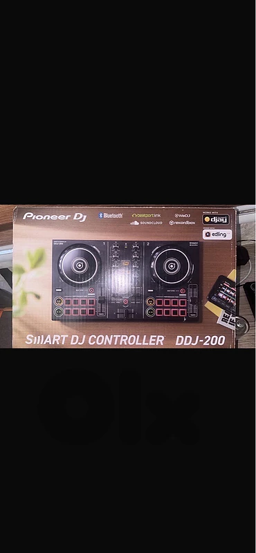 ddj 200 with speaker and headphones