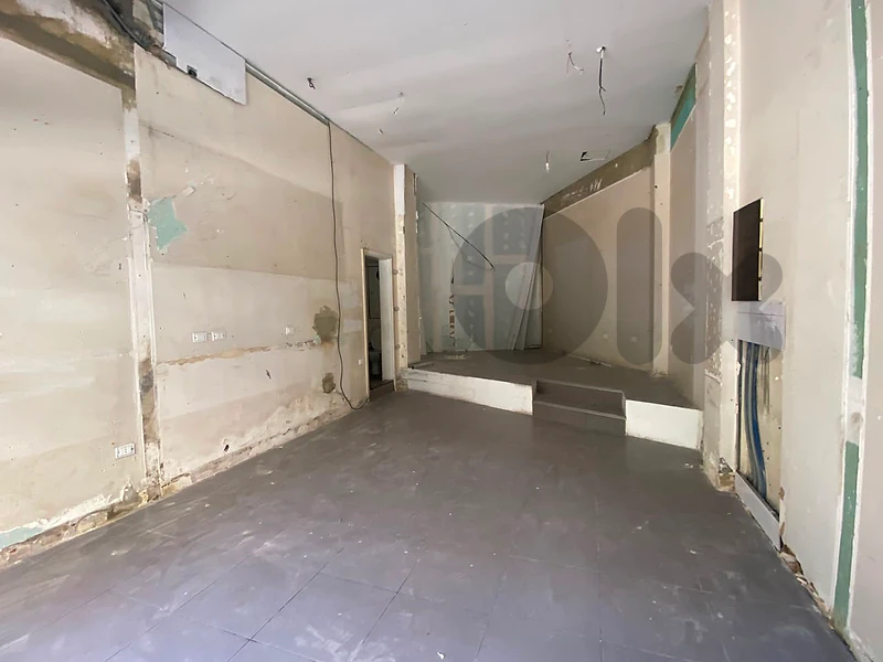Shop for Rent in Hamraمحل تجاري للإيجار في الحمرا