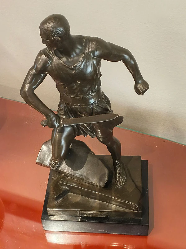 patinated bronze sculpture منحوتة من البرونز المعتّق