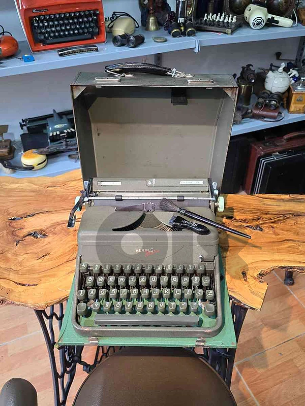 Hermes media typewriter dactylo