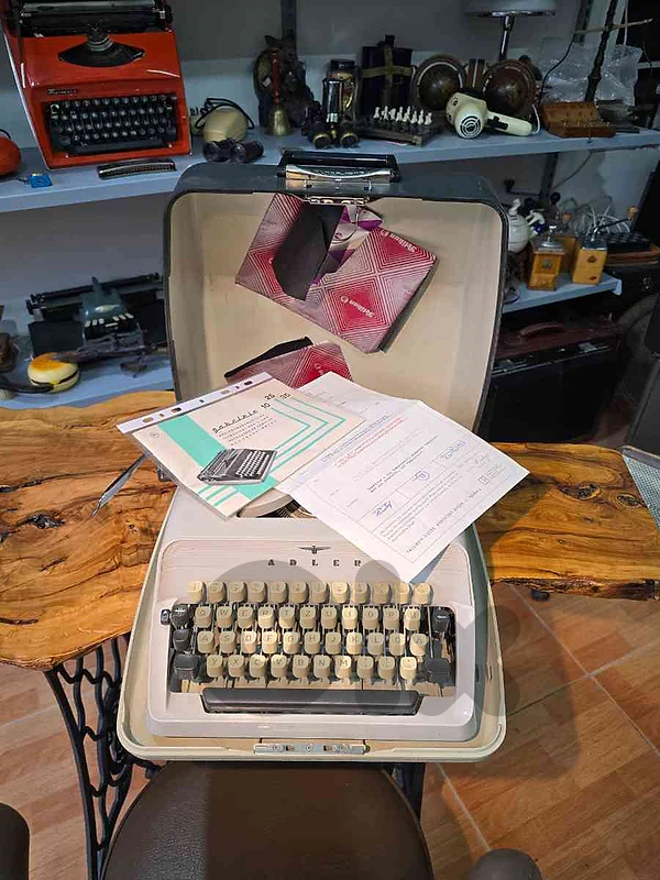 Adler Gabriele 10 Typewriter dactylo