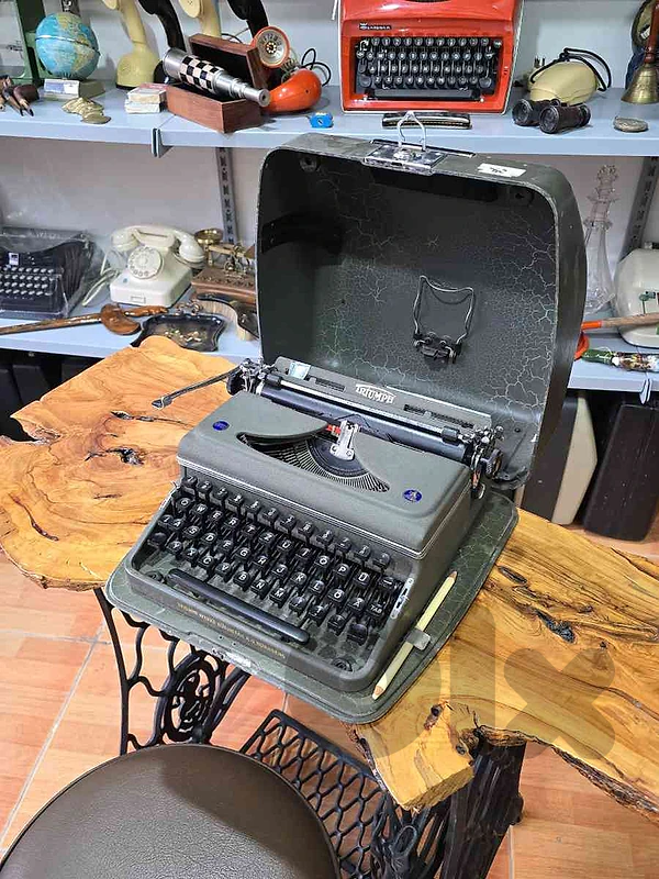 Vintage Triumph Perfekt Typewriter