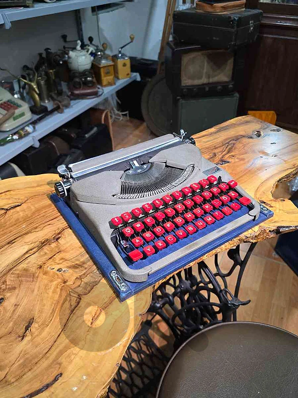 Groma Gromina ultra-portable typewriter dactylo