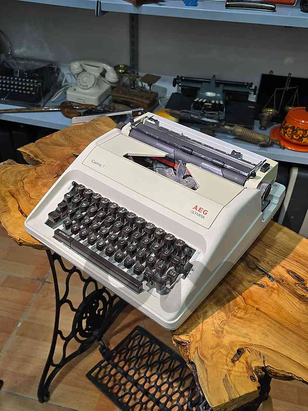 AEG Olympia Carina 1 typewriter dactylo