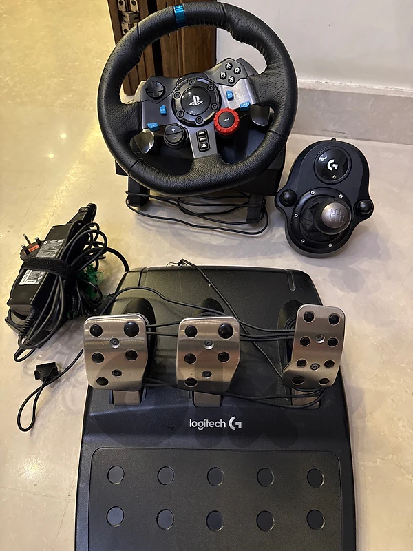 Logitech G29 Driving Force Racing Wheel + Shifter + 3 Pedals [PS4/PC)