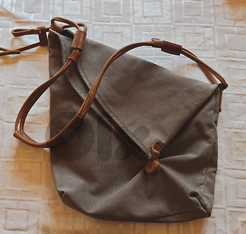 Leather strap shoulder bag