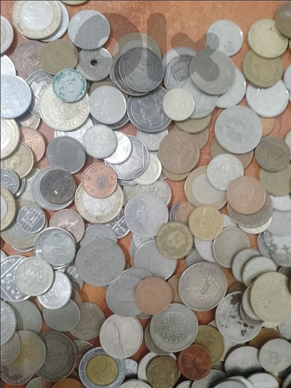 عملات أجنبية وعربية مشكلين الكيلو بي 25 دولار